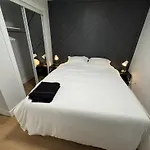 Spacious Room02, Airport, Free Pkg, Sep Entrance, New Reno, Shared Bathroom