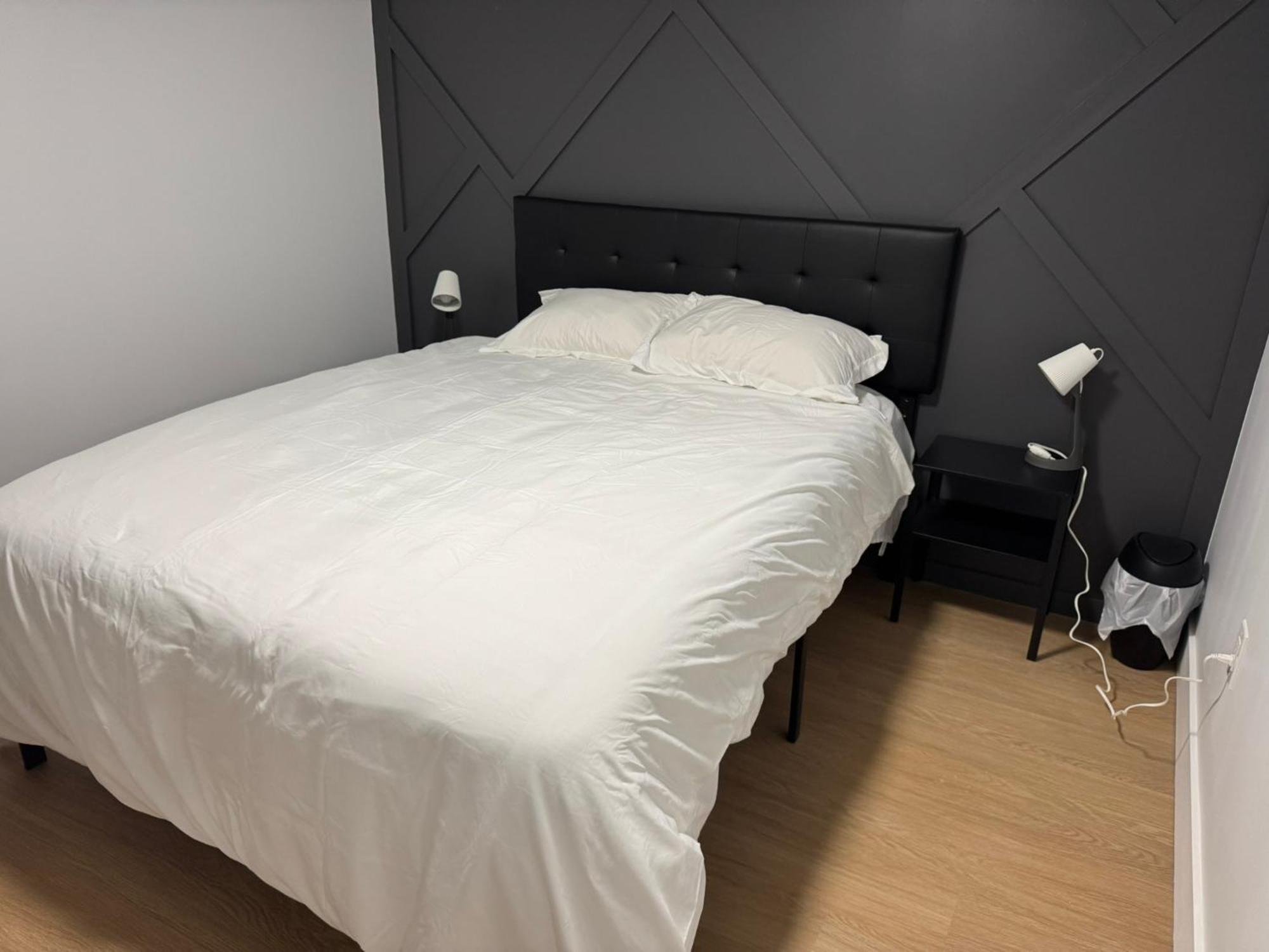 Spacious Room02, Airport, Free Pkg, Sep Entrance, New Reno, Shared Bathroom Toronto
