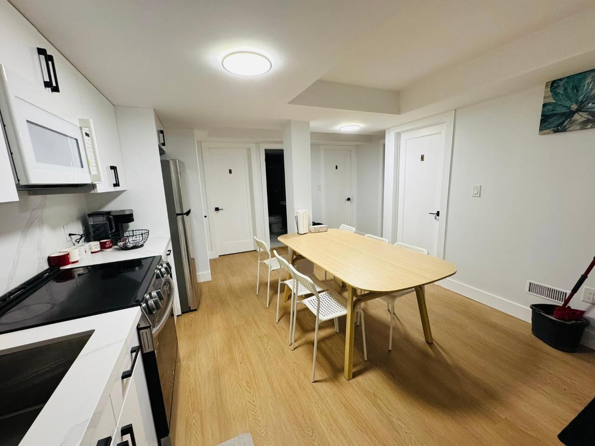 Spacious Room02, Airport, Free Pkg, Sep Entrance, New Reno, Shared Bathroom Guest house Toronto