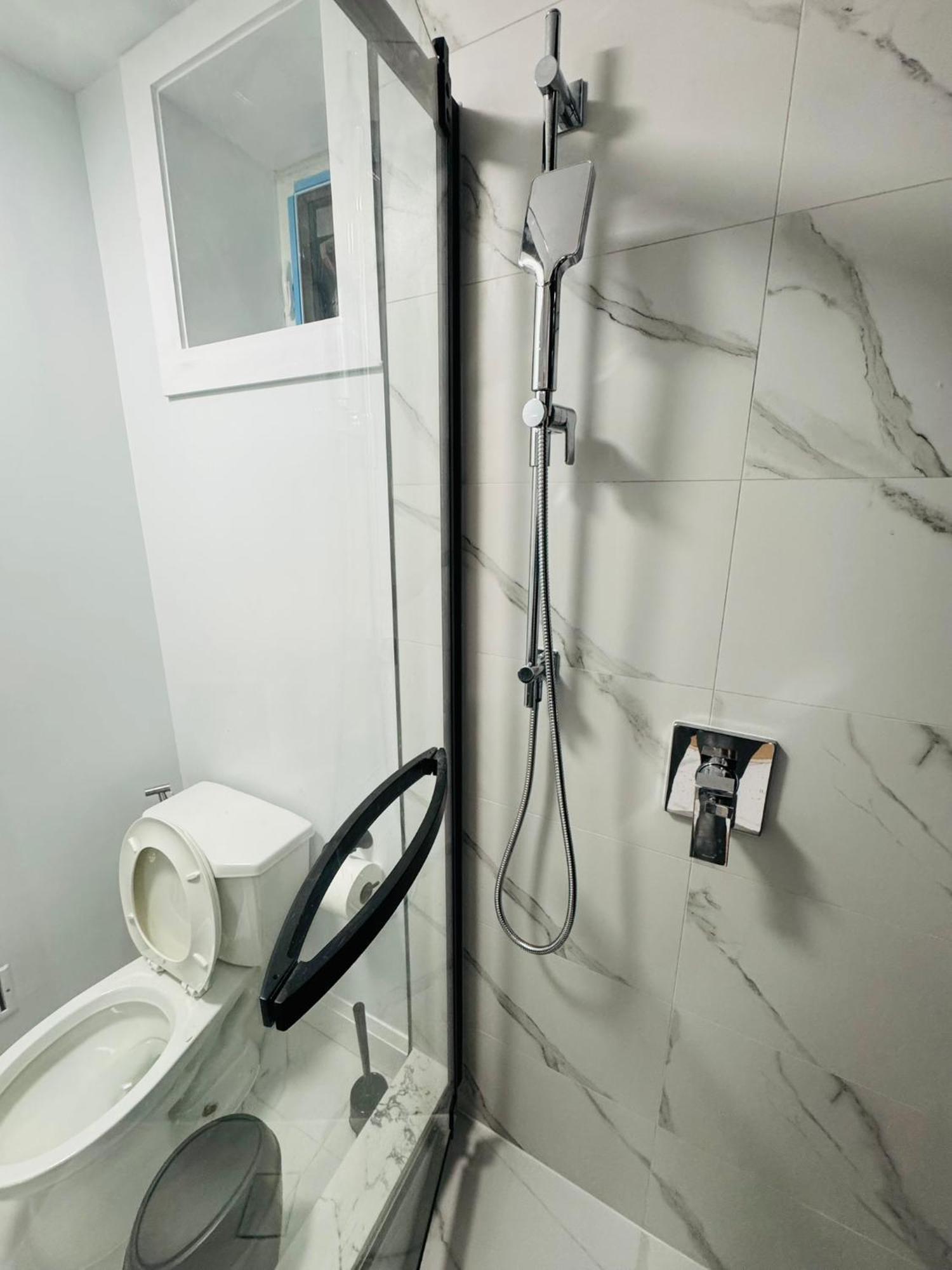 Spacious Room02, Airport, Free Pkg, Sep Entrance, New Reno, Shared Bathroom *