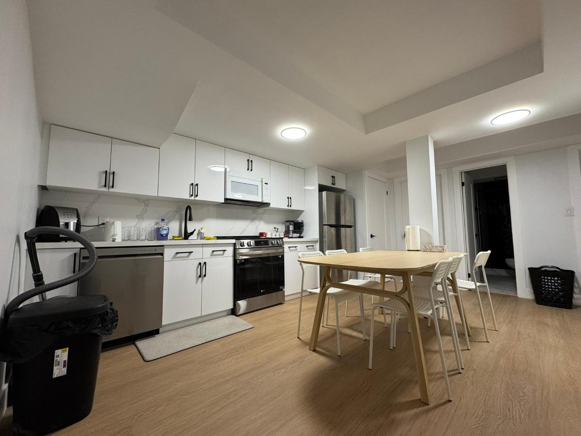 Spacious Room02, Airport, Free Pkg, Sep Entrance, New Reno, Shared Bathroom Guest house Toronto