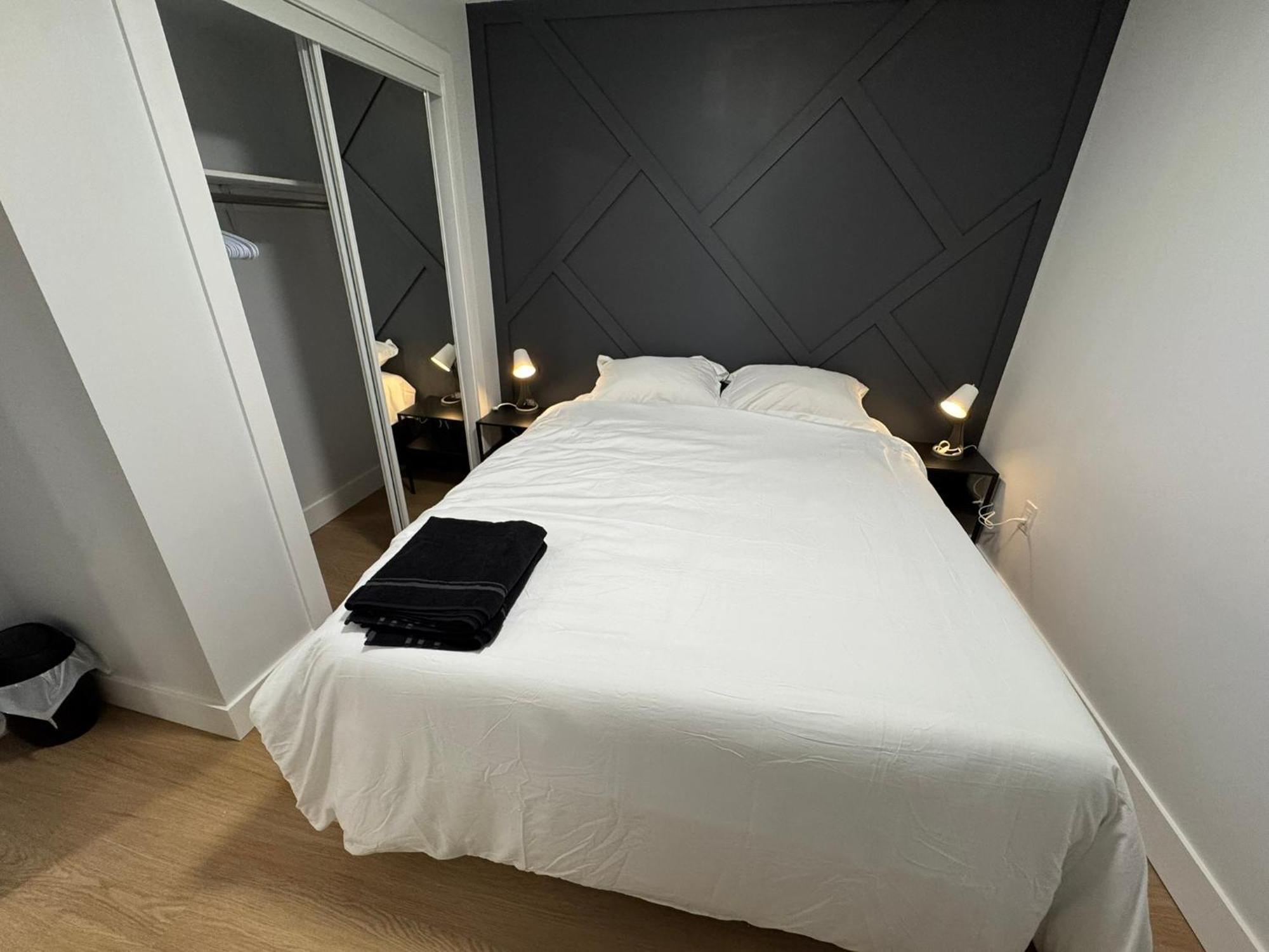 Spacious Room02, Airport, Free Pkg, Sep Entrance, New Reno, Shared Bathroom * Toronto