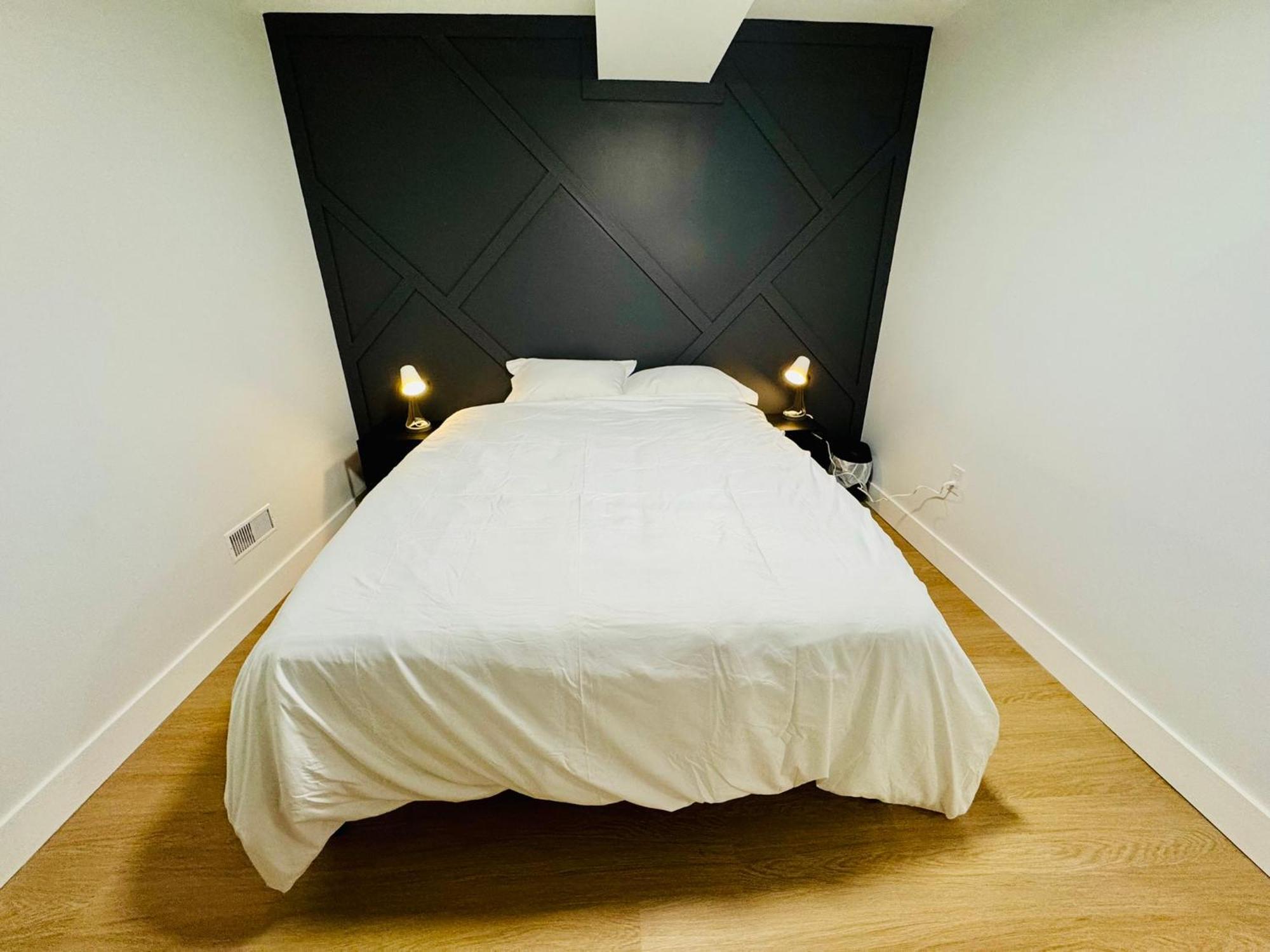 Spacious Room02, Airport, Free Pkg, Sep Entrance, New Reno, Shared Bathroom Guest house