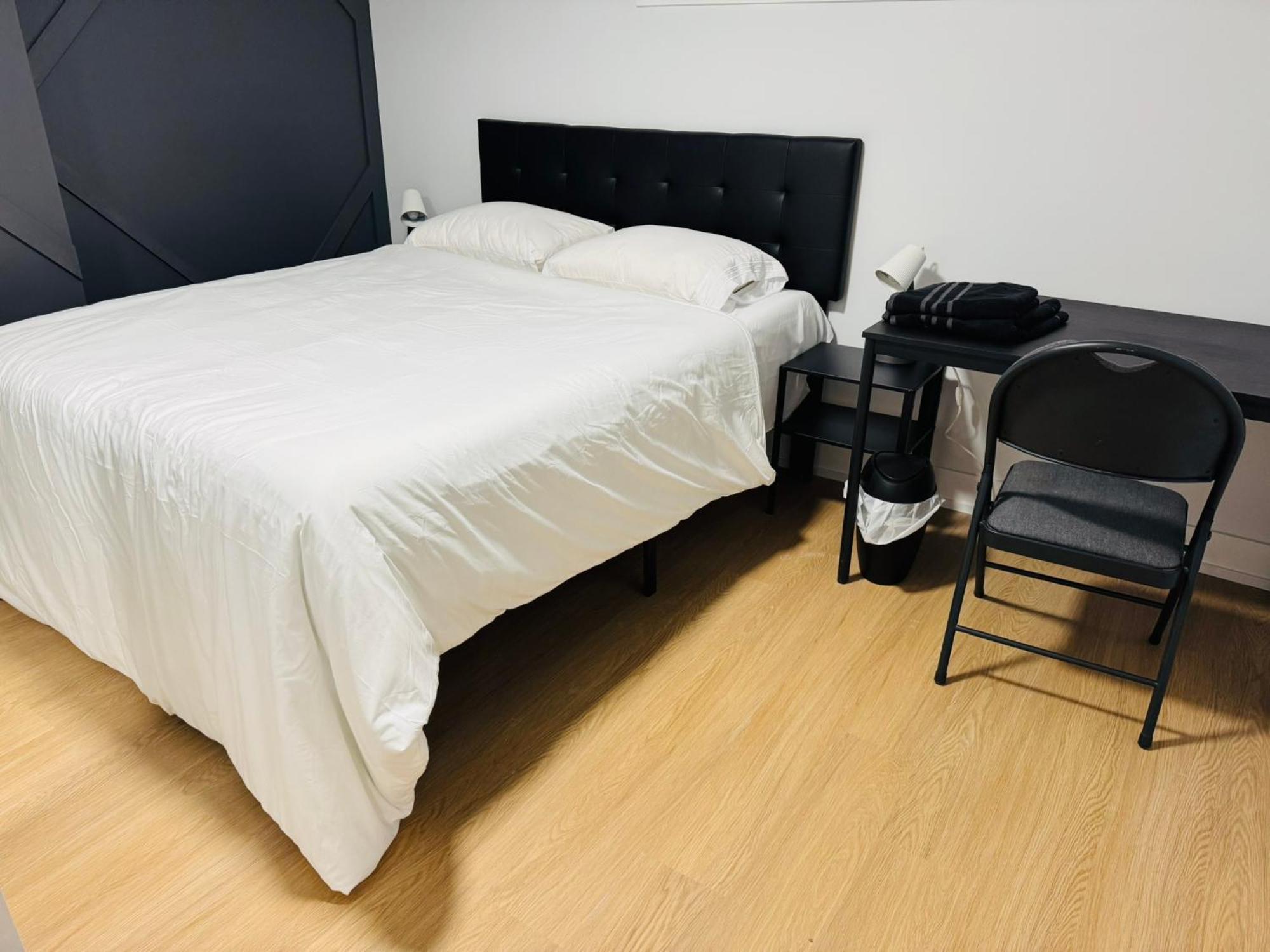 Spacious Room02, Airport, Free Pkg, Sep Entrance, New Reno, Shared Bathroom Guest house