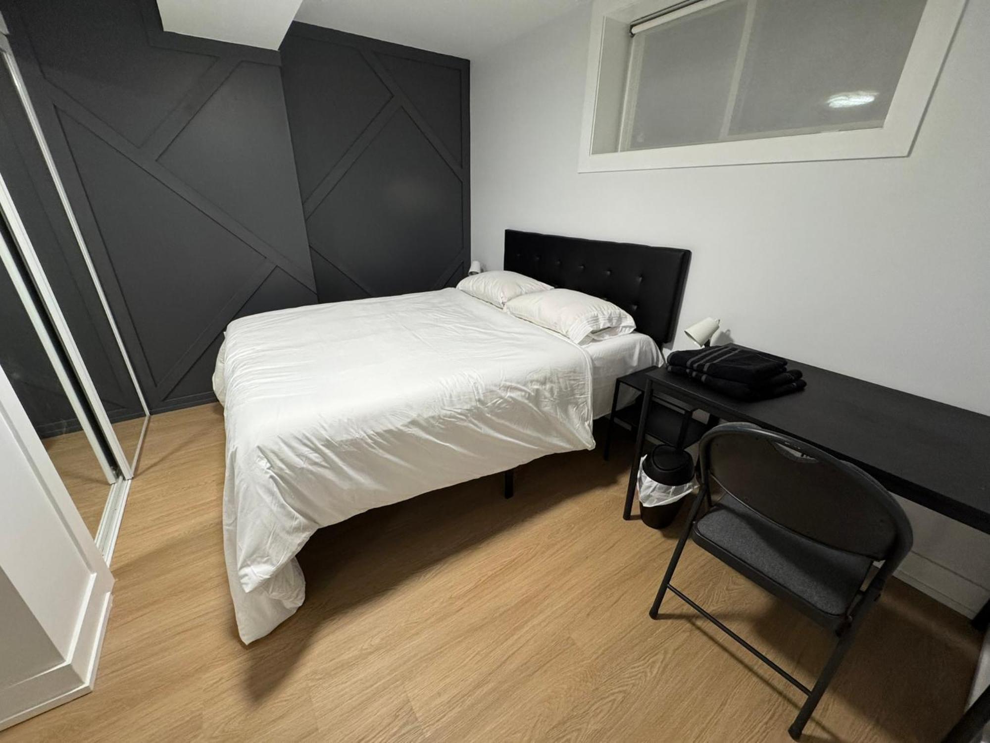 Guest house Spacious Room02, Airport, Free Pkg, Sep Entrance, New Reno, Shared Bathroom Toronto