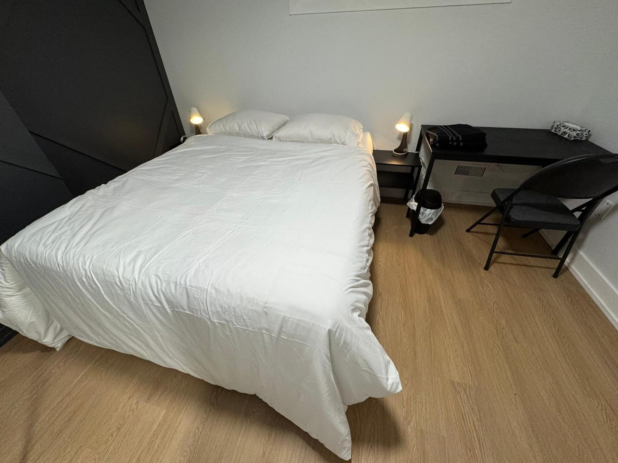 Spacious Room02, Airport, Free Pkg, Sep Entrance, New Reno, Shared Bathroom * Toronto