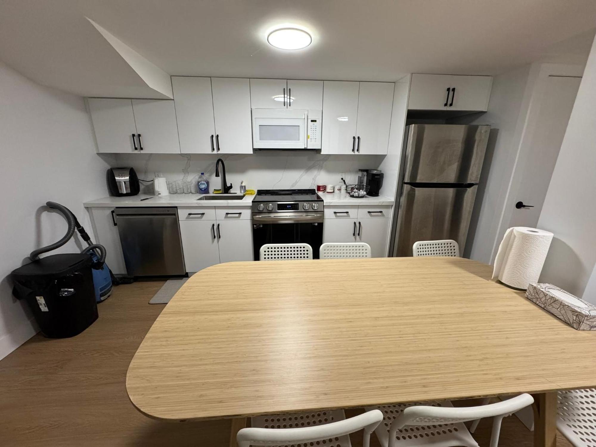 Spacious Room02, Airport, Free Pkg, Sep Entrance, New Reno, Shared Bathroom