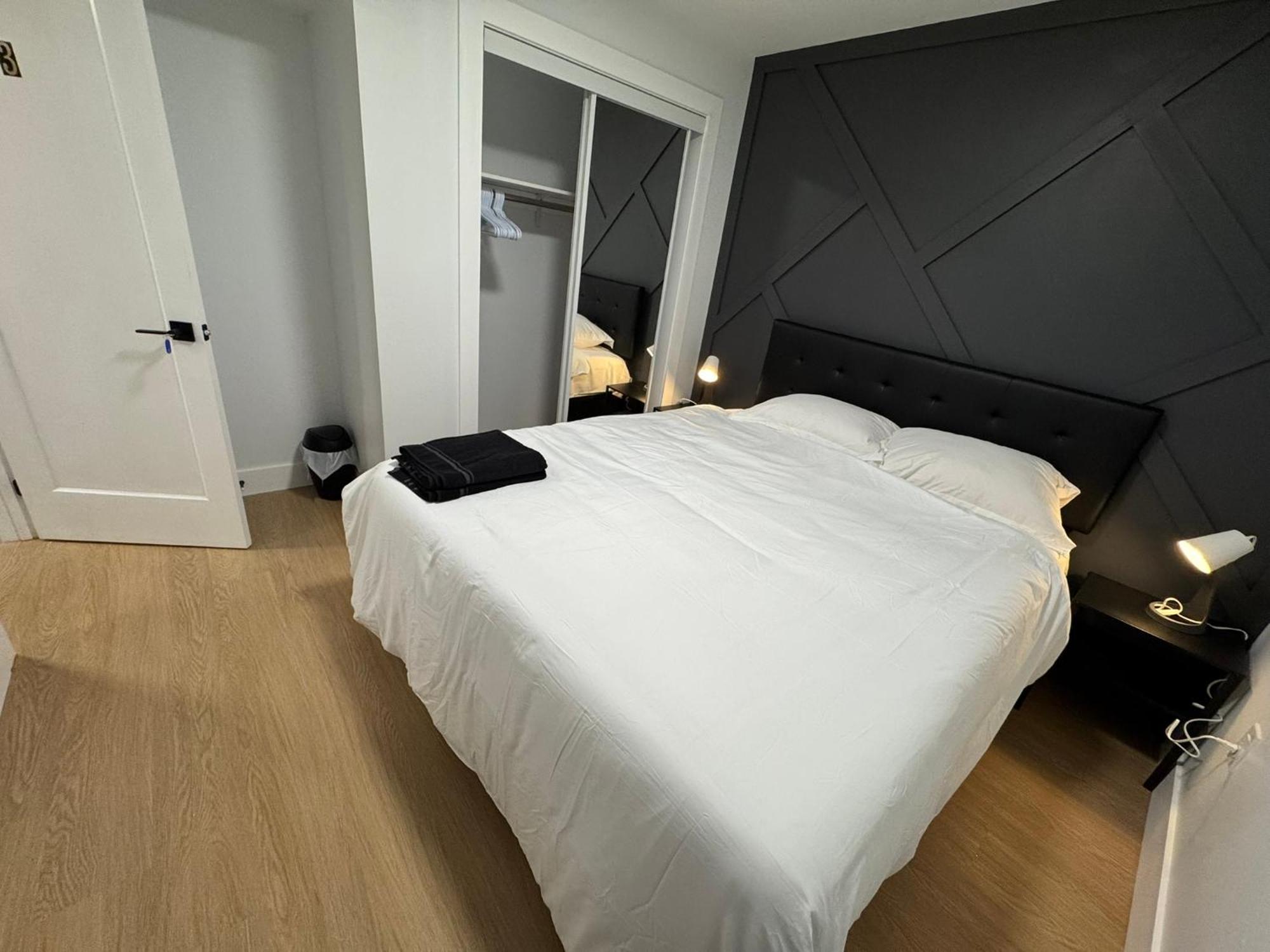 Guest house Spacious Room02, Airport, Free Pkg, Sep Entrance, New Reno, Shared Bathroom Toronto