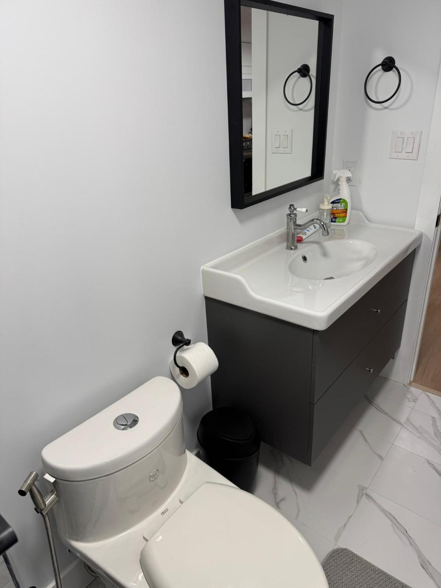 Spacious Room02, Airport, Free Pkg, Sep Entrance, New Reno, Shared Bathroom *