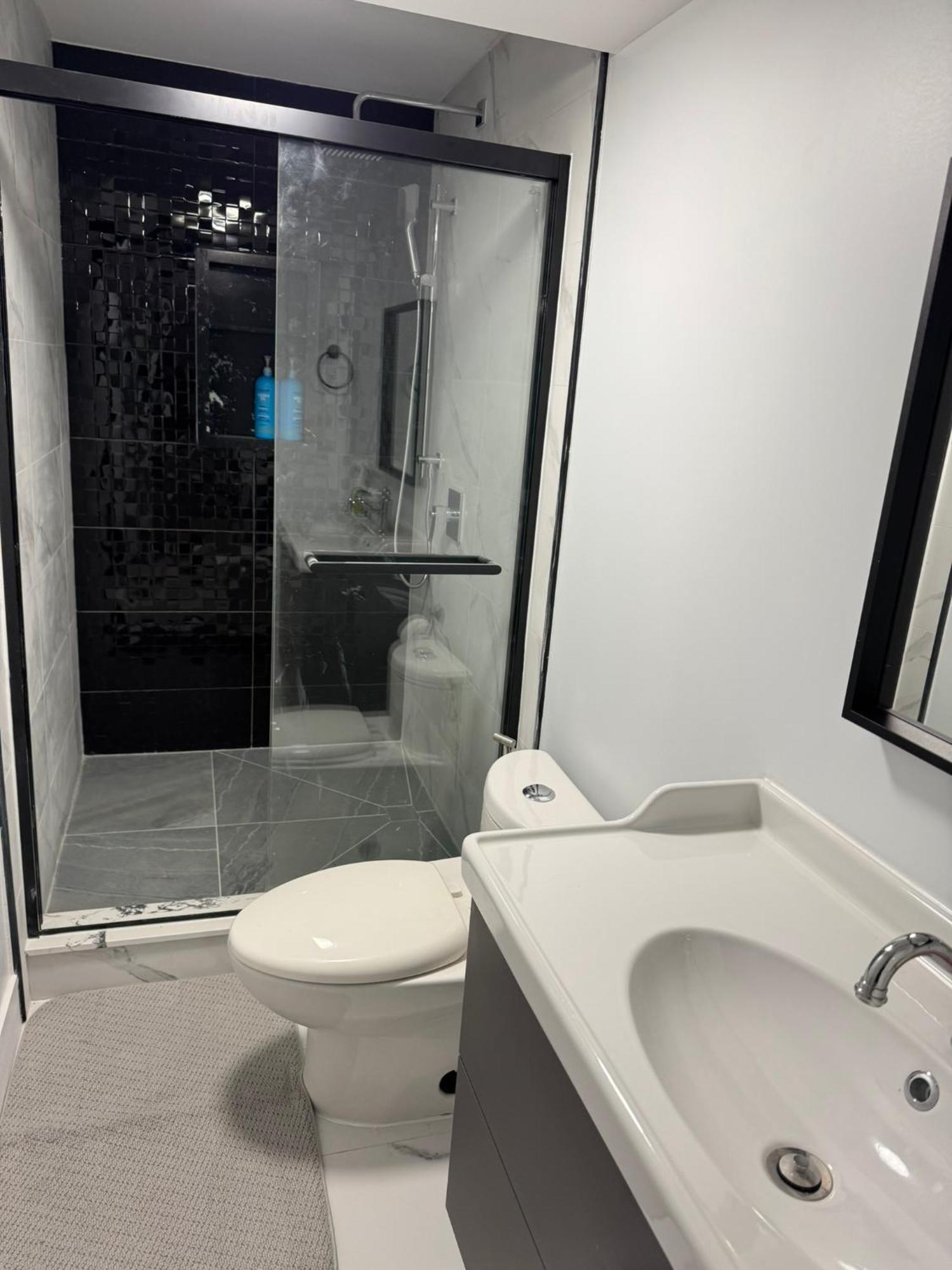 Spacious Room02, Airport, Free Pkg, Sep Entrance, New Reno, Shared Bathroom * Toronto