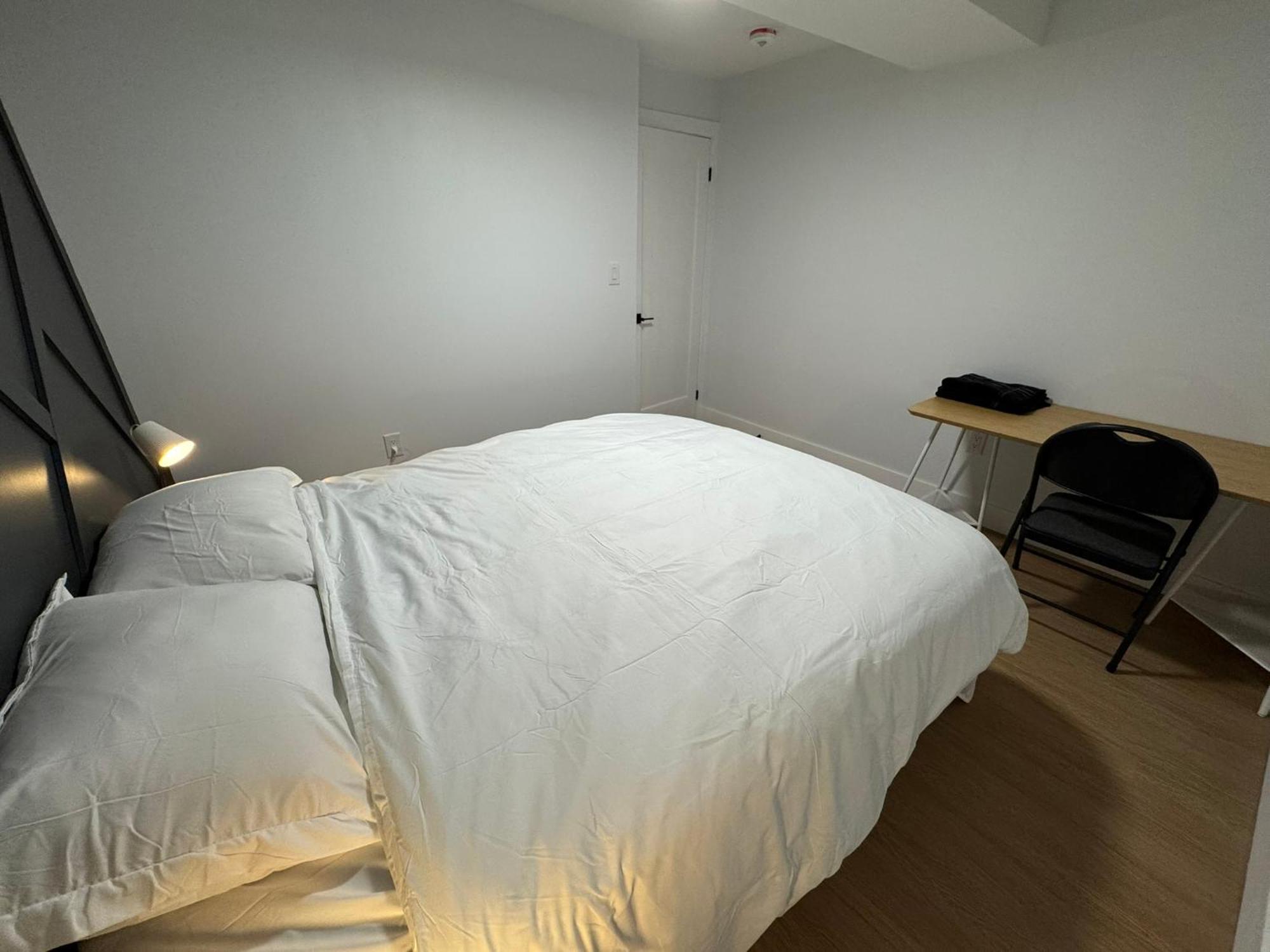 Guest house Spacious Room02, Airport, Free Pkg, Sep Entrance, New Reno, Shared Bathroom *