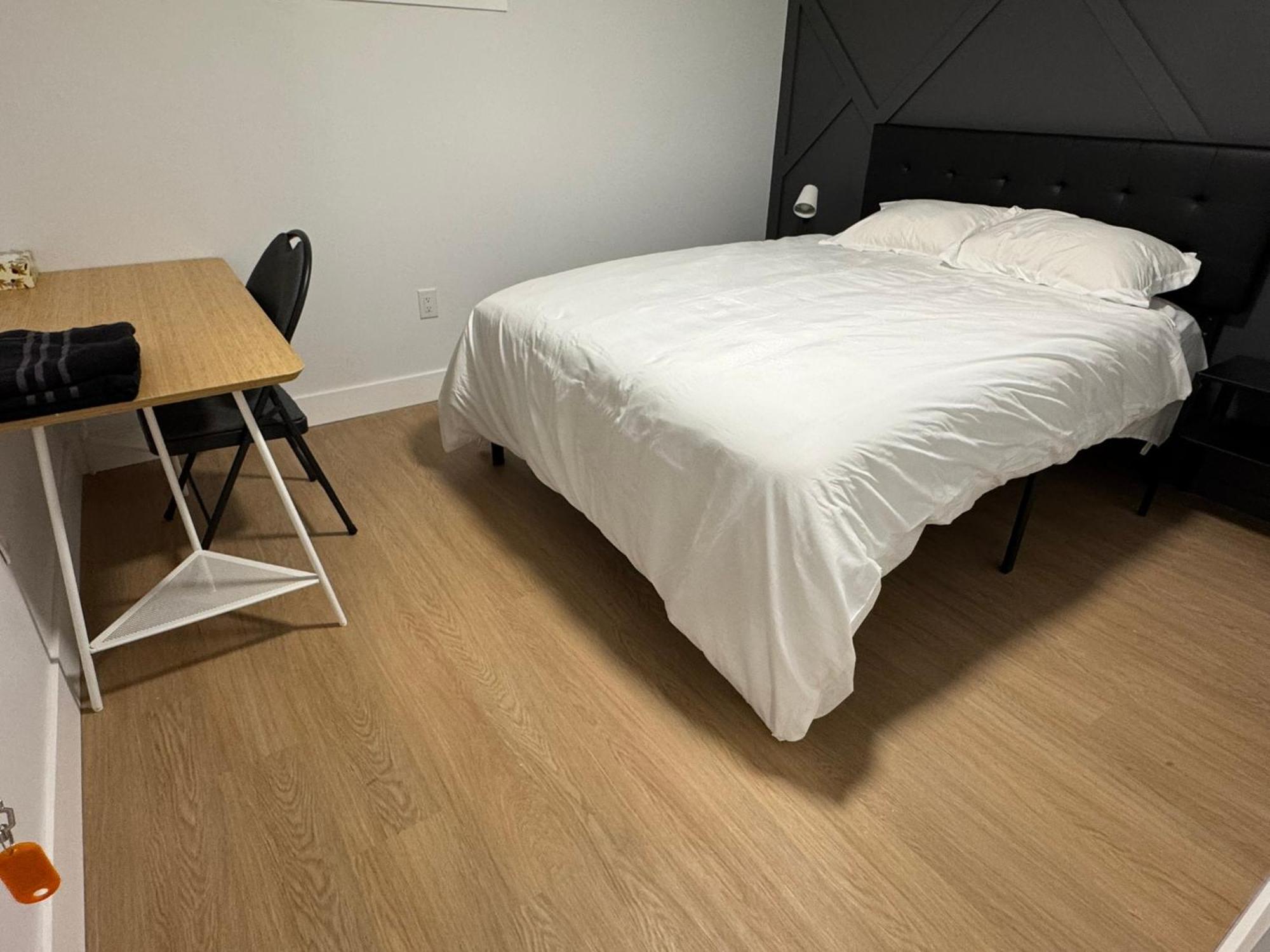 Guest house Spacious Room02, Airport, Free Pkg, Sep Entrance, New Reno, Shared Bathroom
